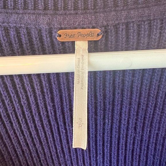 FREE PEOPLE,navy blue, cotton/wool sweater, DEEP neck, fitted sleeves and waist. - Picture 2 of 3
